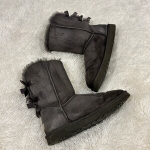 UGG Bailey Bow II Boots sz 7 Grey Wool Lined Suede Upper
